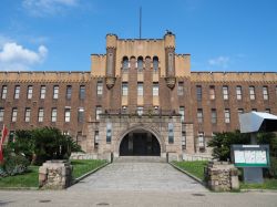 L'ex Museo della Città di Osaka, Giappone: situato di fronte alla torre principale del castello cittadino, questo edificio ha una lunga storia - © MrNovel / Shutterstock.com