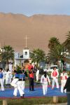 Lezione di karate all'aperto nella città di Iquique, Cile, Sud America. Siamo nel nord del Cile a circa 320 chilometri dal confine con il Perù: Iquique è il capoluogo ...