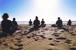 Lezione di Yoga a Baker Beach a San Francisco, California (USA).
