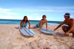 Lezioni di surf su di una spiaggia a Barbados. In genere viene scelta la costa est dell'isola - Fonte: Barbados Tourism Authority