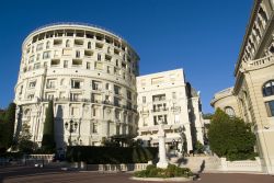 L'Hotel de Paris a Monte Carlo, Principato di Monaco. Lusso made in Costa Azzurra: l'hotel è ospitato in un edificio del 1864.
