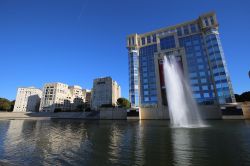 L'Hotel de Region a Montpellier, Francia, con la moderna facciata in vetro. Si trova nel distretto di Antigone - © BOULENGER Xavier / Shutterstock.com