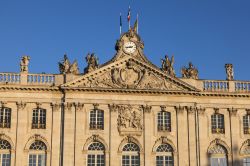 L'Hotel de Ville di Nancy, Francia: la suggestiva facciata con frontone e orologio.
