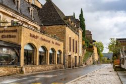 L'Hotel du Chateau nel centro del villaggio di Beynac-et-Cazenac, Dordogna, Francia - © Alexey Tyurin / Shutterstock.com