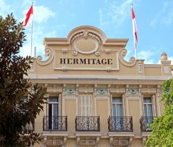 L'Hotel Hermitage a Monte Carlo, Principato di Monaco. Questo lussuoso hotel è stato costruito agli inizi del 1900 nel centro della città. Questa antica locanda per viaggiatori ...