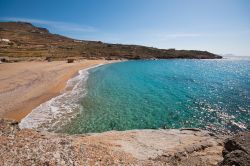 Lia Beach una spiaggia quasi selvaggia a Mykons in Grecia - © Sogno Lucido / Shutterstock.com