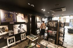 Libreria ad Aix-en-Provence, Francia - L'interno di una bella libreria della città che possiede tutto lo charme della Francia più profonda del sud: poeti e scrittori sono sempre ...