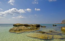 Spiaggia di Lido Burrone sull'isola di Favignana, Sicilia. Sabbia fine di colore chiaro e mare cristallino: siamo a Lido Burrone, unìampia spiaggia facile da raggiungere grazie alla ...