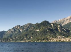 La costa orientale del Lago di como tra Mandello del Lario e Lierna in Lombardia