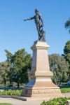 Light's Vision monument a Montefiore Hill, Adelaide (Australia). Creato nel 1938, raffigura il colonnello William Light mentre indica la skyline della città - © Steven Giles ...