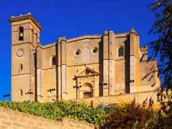 L'Iglesia Colegial di Osuna, Andalusia, Spagna. Costruita sull'alto di un colle fra il 1530 e il 1539, si presenta con forme rinascimentali plateresche: al suo interno ospita opere del ...