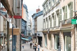 Limoges, centro storico (Francia): scorcio di una via pedonale su cui si affacciano negozi e attività commerciali - © ilolab / Shutterstock.com