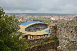 L'impianto sportivo di Leiria visto dal castello, Portogallo. Lo stadio Dr. Magalhaes Pessoa è stato inaugurato nel 2003 e può ospitare sino a 30 mila persone - © Iurii ...