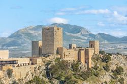L'imponente castello di Santa Catalina a Jaen, Andalusia, Spagna. Di grande interesse sono l'imponente mastio, le prigioni, la piazza d'armi e le torri.
