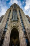 L'imponente cattedrale di Learning all'Università di Pittsburgh, Pennsylvania. Questo luogo del sapere si presenta con le fattezze di un edificio neogotico dalla forma a torre.
 ...