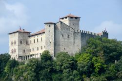 L'imponente castello medievale della Rocca di Angera si erge sulle rive del Lago Maggiore - © Stefano Ember / Shutterstock.com