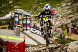 L'inglese Rachel Atherton in gara all'UCI Mountain Bike Downhill World Cup in Val d'Isère (Francia) - © Victor Lucas Photography / Shutterstock.com