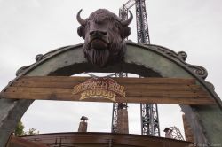 L'ingresso al Buffalo Bill Rodeo di Mirabilandia, Emilia Romagna, Italia. Volete trasformarvi in eroi del Far West? Allora non perdete la possibilità di essere i protagonisti di un ...