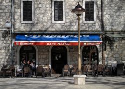 L'ingresso del Cafe Natali nel centro storico di Trebinje, Bosnia Erzegovina - © Michael715 / Shutterstock.com