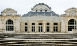 L'ingresso del teatro di Vichy, Francia. Voluto da Napoleone III°, aprì i battenti nel 1865. Nel 1995, un attento restauro ha riportato l'edificio allo splendore del passato.
 ...
