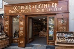 L'ingresso della cioccolateria Mathilde a L'Isle sur-la-Sorgue, cittadina turistica della Francia meridionale - foto © Ivica Drusany / Shutterstock.com