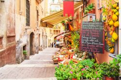 L'ingresso di un negozio a Taormina, Sicilia. Sulla lavagna in ardesia si può trovare l'elenco dei prodotti tipici in vendita in questa bottega fra cui capperi, pistacchi, bottarga ...