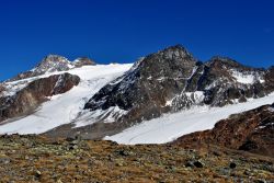 Lingue di ghiaccio in Val Senales, Trentino Alto Adige. Si formano quando un ghiacciaio vallivo si muove molto rapidamente verso il mare o un lago - © Matteo Festi / Shutterstock.com