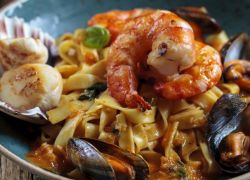 Linguine ai frutti di mare servite in un ristorante di Ischia in Campania.