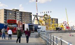 Links Market, la strada più lunga d'Europa, a Kirkcaldy, Scozia, UK. Questa strada che si snoda per un miglio ospita dal 1304 il mercato costituito dalla più lunga fila di ...