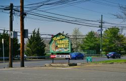 L'insegna con orari del Trenton Farmers Market, New Jersey (USA): è aperto al pubblico dal martedì al sabato dalle 9  alle 18 - © EQRoy / Shutterstock.com