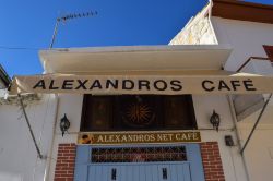 L'insegna dell'Alexandros Café in una stradina del villaggio di Omodos, isola di Cipro - © Authentic travel / Shutterstock.com