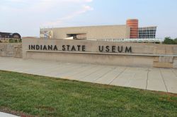 L'insegna dell'Indiana State Museum di Indianapolis, USA © Stephen B. Goodwin / Shutterstock.com