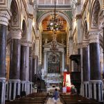 L'interno della cattedrale di Altamura, Puglia, con fedeli. Venne costruita dall'imperatore Federico II° nel 1232. Questa chiesa è il primo e più antico monumento religioso ...