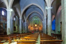 L'interno della chiesa cattolica di Santa Maria a Blanes, Costa Brava, Spagna. Questo edificio in stile gotico è stato costruito fra il 1350 e il 1410.



