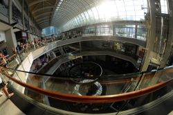 L'interno di uno dei tanti centri commerciali di Singapore. I prezzi stracciati sono ormai un lontano ricordo ma la città resta una perfetta meta per lo shopping. Gli immensi mall ...