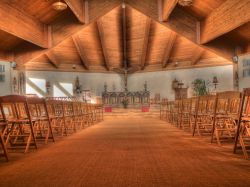 L'interno in legno di una chiesa del villaggio di Ovronnaz, Svizzera.
