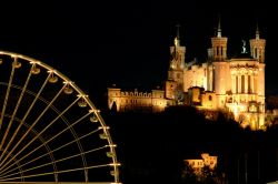 Lione durante il Festival delle Luci: la Basilica de Fourviere e la ruota panoramica, Francia.
