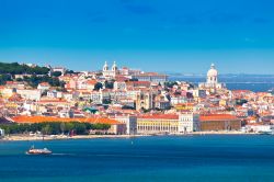 Lisbona e il fiume Tejo visti dall'Almada - © INTERPIXELS / shutterstock.com