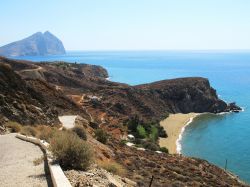 L'isola di Anafi, Grecia: il territorio e i suoi pochi villaggi sembrano dipinti talmente sono belli - © Kostas Koutsaftikis / Shutterstock.com 