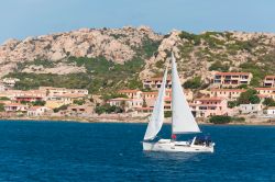 L'isola di La Maddalena in Sardegna vista dal traghetto
