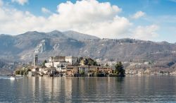 L'isola di San Giulio in inverno, fotografata da Orta (Piemonte)