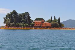 L'isola di San Paolo fotografata da Monte Isola a giugno 2016, durante il periodo dell'installazione di Christo, The Floating Piers, le passerelle galleggianti del Lago di Iseo - © ...