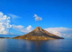 L'isola di Telendos vista da Kalymnos, Grecia. Si tratta di un territorio aspro e brullo in cui abitano pochi abitanti.

