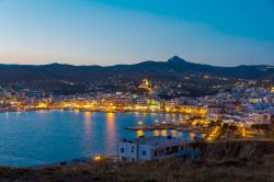 L'isola di Tino by night, Cicladi, Grecia. E' chiamata anche l'isola dell'arte e della bellezza per via della presenza di tanti capolavori artistici e d'architettura.

 ...