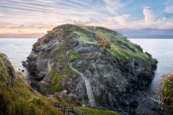 L'Isola di Tintagel e il leggendario Castello di Re Artù in Cornovaglia, Inghilterra.