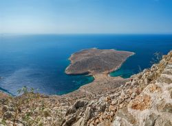 L'isola turistica di Chalki, Dodecaneso, Grecia, dall'alto. Situata a ovest di Rodi, ha un paesaggio incantevole con belle ville costruite intorno al porto.
