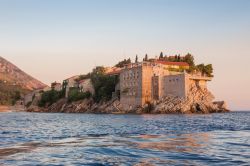 L'isolotto di Sveti Stefan (Montenegro) al calar del sole visto dal mare.
