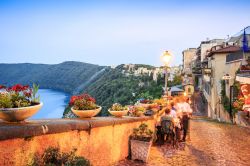 Il litorale del lago Albano e la città di Castel Gandolfo, Lazio. E' il lago vulcanico più profondo d'Italia.



