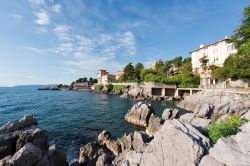 Il litorale roccioso di Lovran, Croazia. Perla della riviera di Opatija, Lovran è ubicata ai piedi del monte Ucka.


