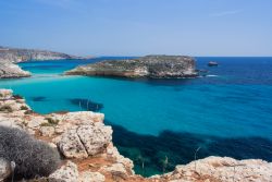 Il litorale roccioso dell'isola di Lampedusa con il mare limpido, isole Pelagie, Sicilia - © dc975 / Shutterstock.com